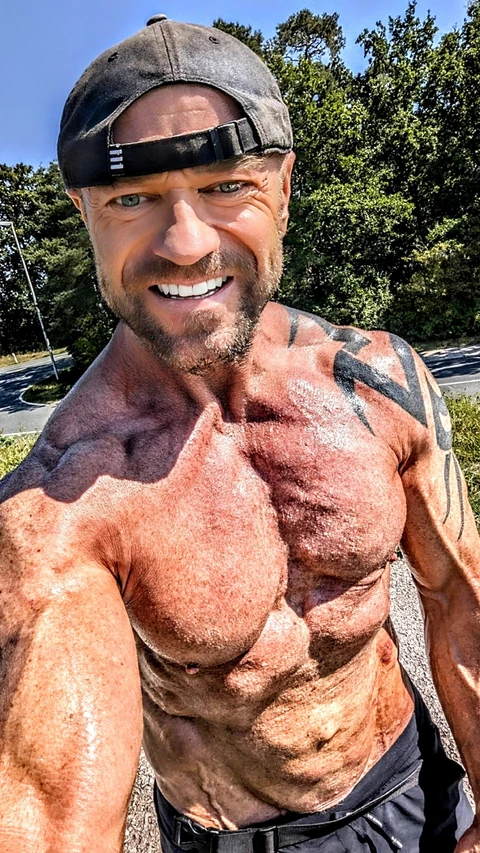 Stefan König bei einer sportlichen Aufnahme im Freien