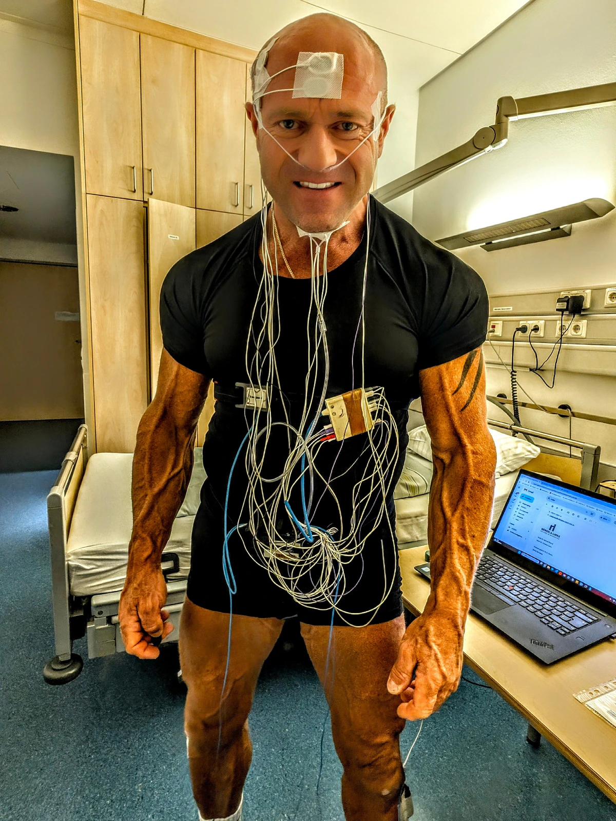Stefan König bei einer klinischen Messung mit mehreren Sensoren